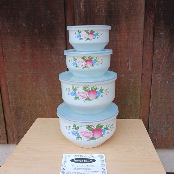 Other - Vintage Floral Enamel Metal Set of 4 Nesting Mixing Bowls with Lids